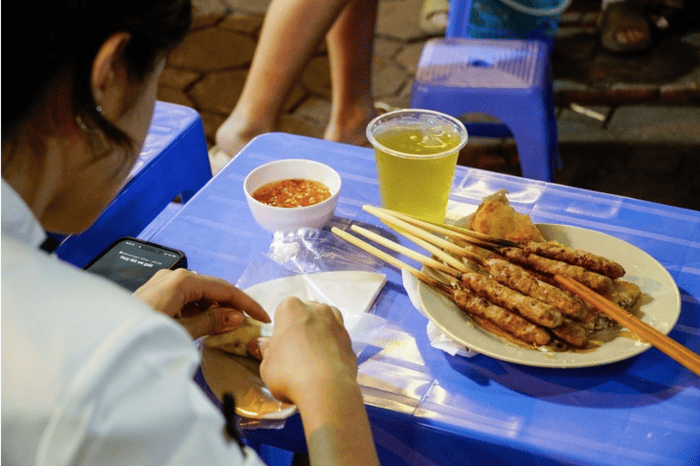 Nem lụi trên phố Phan Đình Phùng - Ảnh: NGUYỄN HIỀN